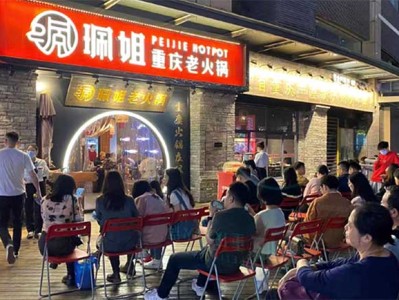 “珮姐”十年长红记：从重庆小巷走向全国，一碗火锅的坚守与破局